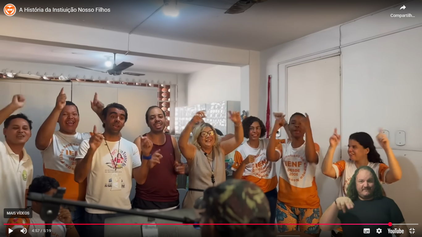 Impacto social ESG — PCDs celebrando resultado de inclusão produtiva